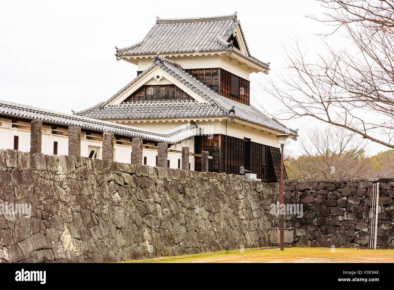 Le Château de Kumamoto, le Nishidemaruhei mur et corner Inui Yagura, tour contre ciel gris. Avant le séisme de 2016 de dégâts. Banque D'Images