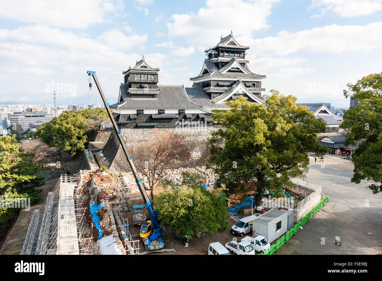 Le honmaru à Kumamoto Castle avant le séisme de 2016 de dégâts. Les travaux de construction de mur de l'invisible à l'otu yagura double principale garder. Banque D'Images