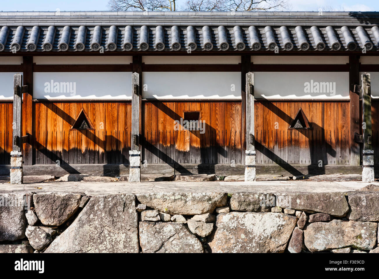 Château d'Hiroshima. Mur dobei typique comme vu à de nombreux châteaux au Japon. Bois et plâtre mur couverte avec supports intérieurs et les trous de tir, sama. Banque D'Images