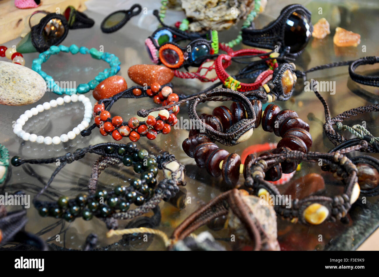 Boutique de souvenirs vente type de produit ornement pour les perles et  bijoux en pierre à la Thaïlande Photo Stock - Alamy