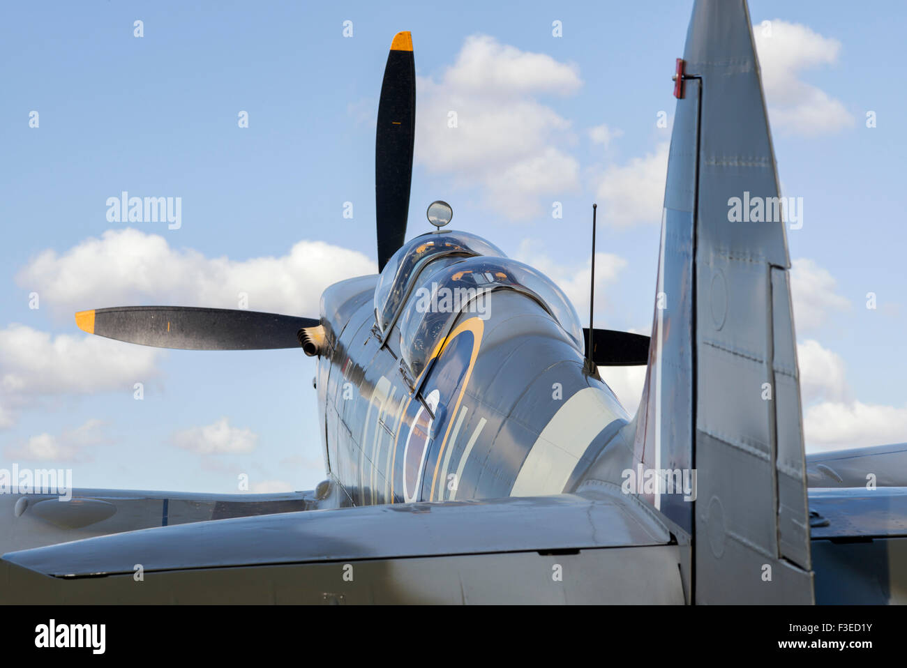 Le Spitfire407 ml grâce à l'Aérodrome Sywell, Northampton, Angleterre Banque D'Images