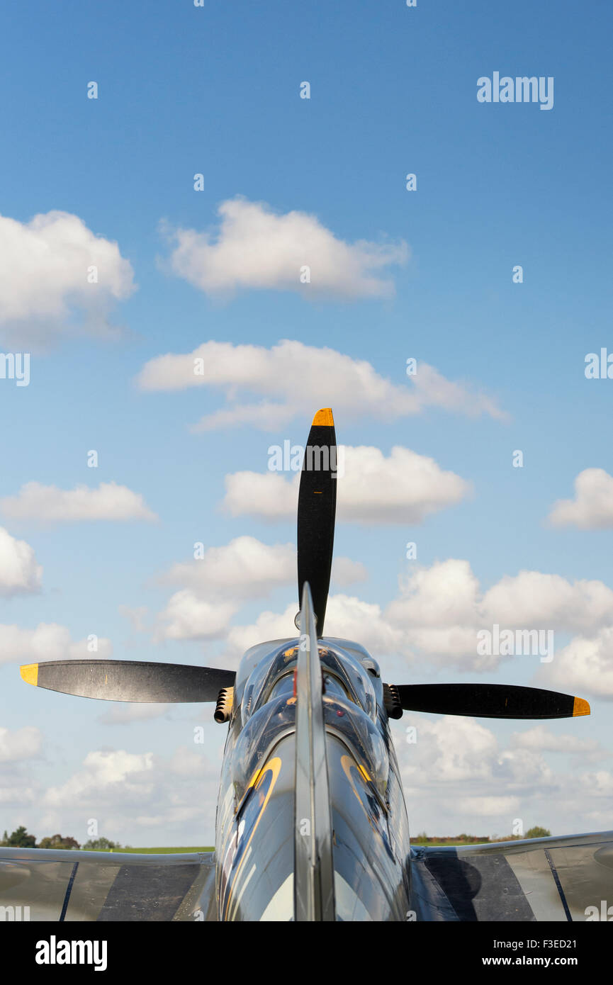 Le Spitfire407 ml grâce à l'Aérodrome Sywell, Northampton, Angleterre Banque D'Images