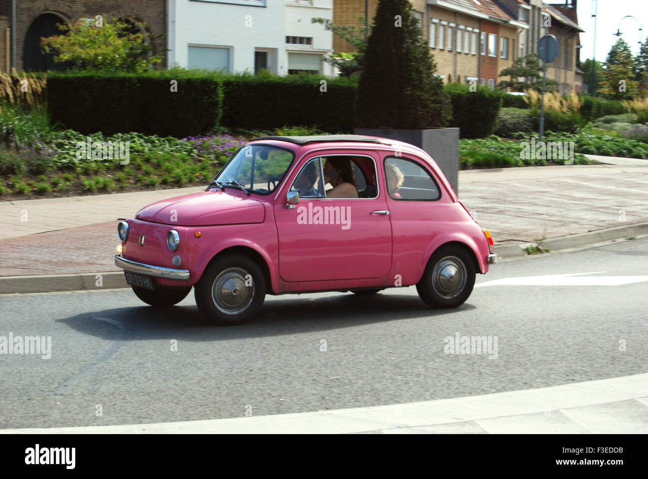 Fiat 500 classique rose en mouvement Banque D'Images