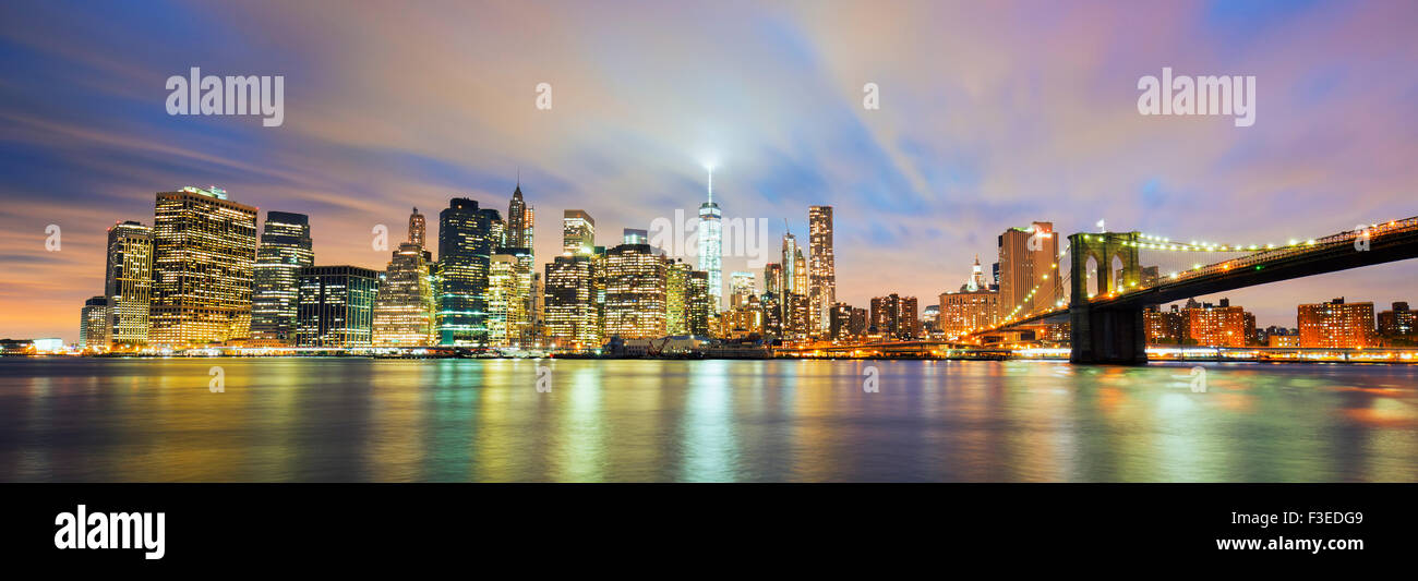 Vue panoramique de New York City Manhattan Midtown au crépuscule avec des gratte-ciel allumé sur l'East River Banque D'Images
