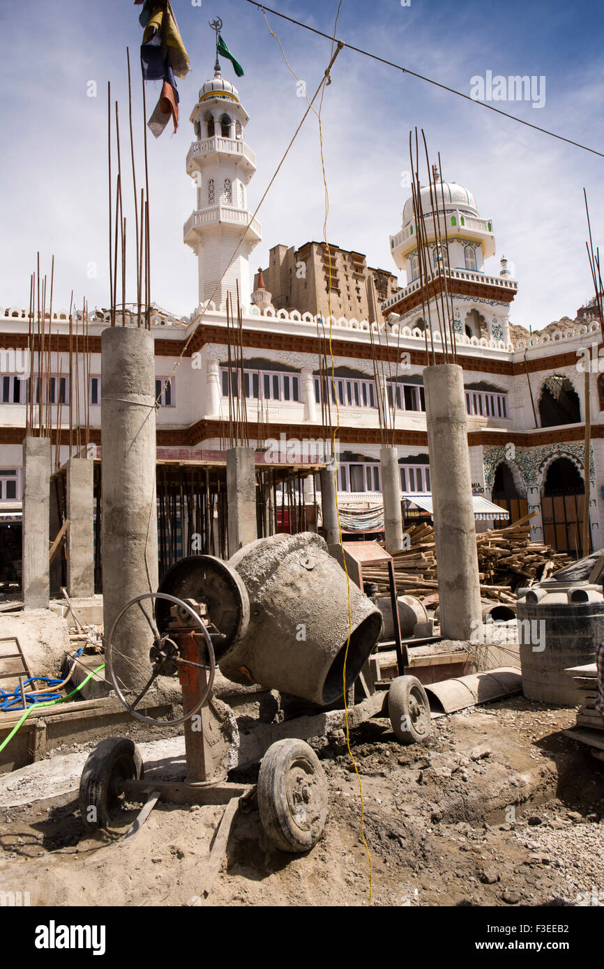 L'Inde, le Jammu-et-Cachemire, Ladakh, Leh, Vieille Ville, le progrès, site de construction en face de Jamia Masjid Banque D'Images