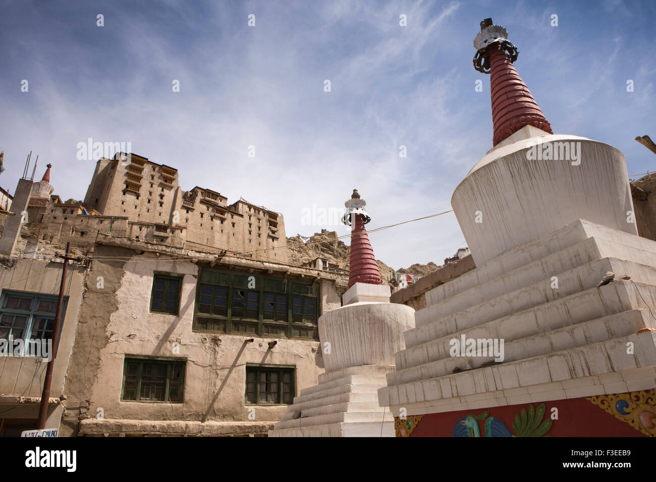 L'Inde, le Jammu-et-Cachemire, Ladakh, Leh, Palace, sur une colline au-dessus de vieilles maisons de ville et de chortens conservation area Banque D'Images