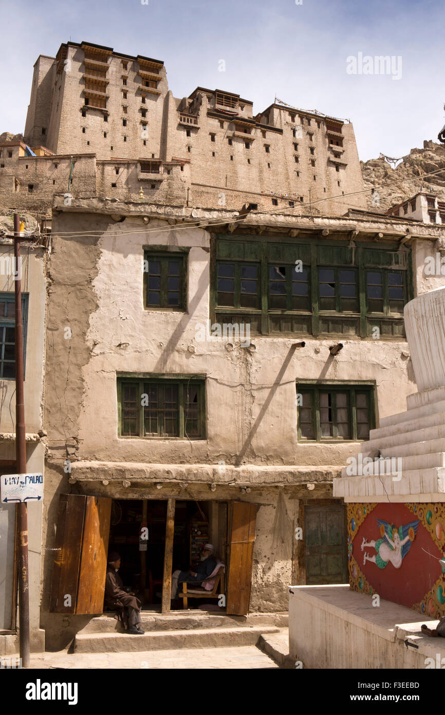 L'Inde, le Jammu-et-Cachemire, Ladakh, Leh, Palace, sur une colline au-dessus de vieilles maisons de ville dans la zone de conservation Banque D'Images