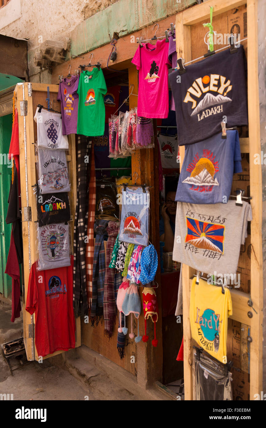 L'Inde, le Jammu-et-Cachemire, Ladakh, Leh, Vieille Ville, tee-shirts souvenirs sur l'affichage à l'extérieur, boutique touristique Banque D'Images