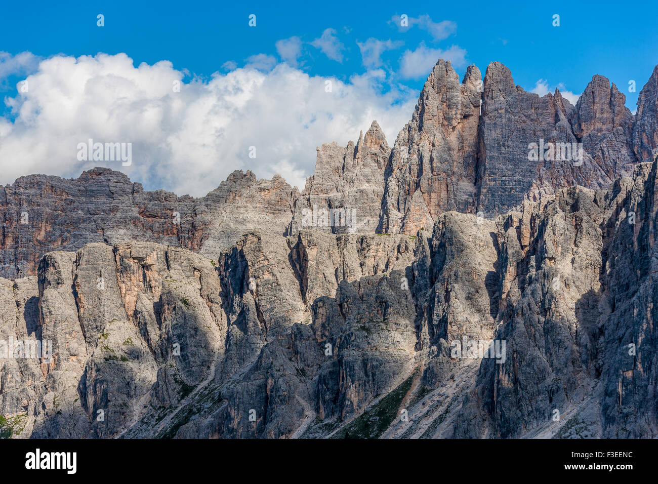 Italie Veneto Dolomites Lastoni di a Rapp et Croda da Lago Banque D'Images