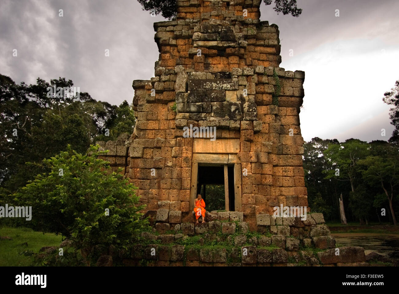 Le moine bouddhiste aux temples de Prasat Suor Prat & Kleangs. Angkor Thom. Édifice de grès rectangulaire placé en face de la Terrasse Banque D'Images