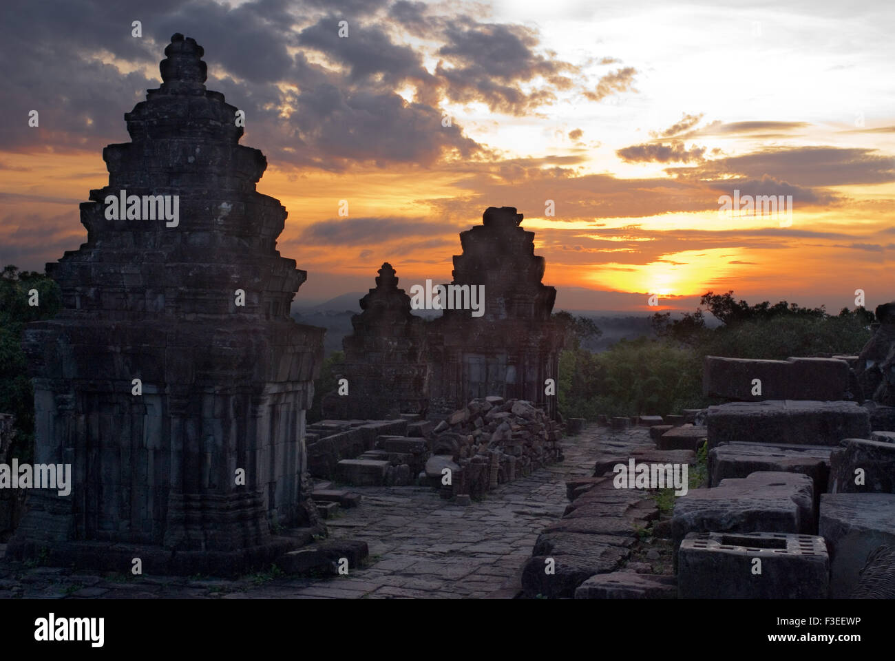 Le Phnom Bakheng Temple. Le lever du soleil. Le Phnom Bakheng est situé à 1,30 mètres (4 265 pieds) au nord d'Angkor Wat et à 400 mètres (1 312 pieds) Banque D'Images