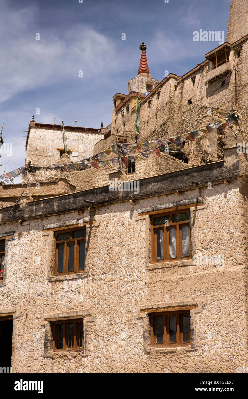 L'Inde, le Jammu-et-Cachemire, Ladakh, Leh, murs de Lonpo House et chorten au-dessus et anciennes maisons de ville Banque D'Images