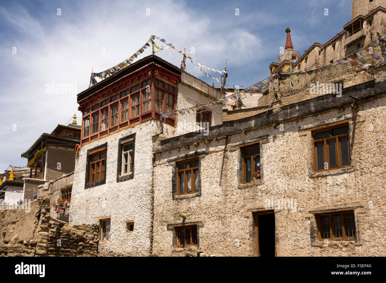 L'Inde, le Jammu-et-Cachemire, Ladakh, Leh, les drapeaux de prières sur les fenêtres en bois au-dessus de la vieille ville maison traditionnelle Banque D'Images