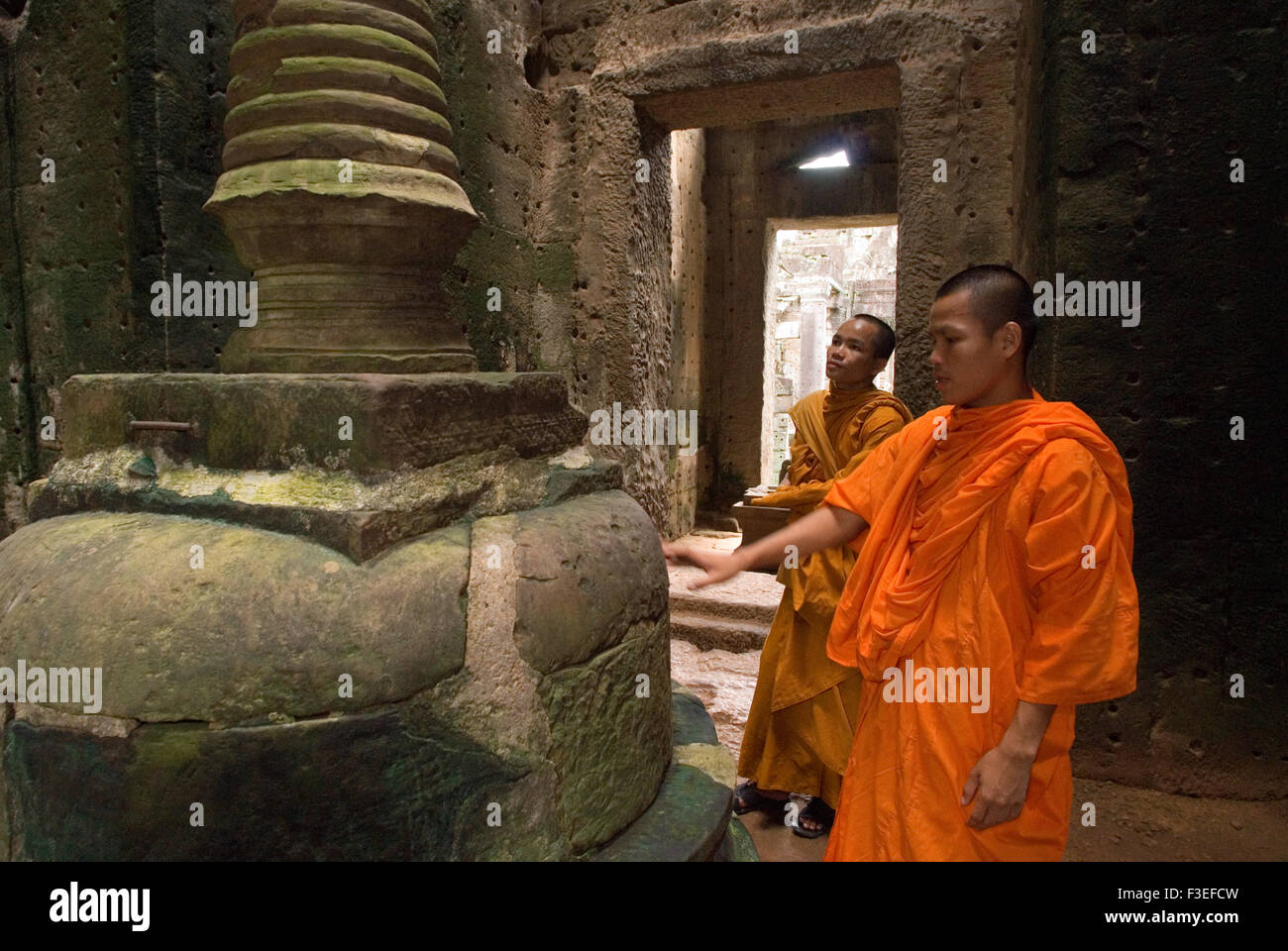 Deux moines bouddhistes dans la partie intérieure du Temple Preah Khan. Bakan ou Preah Khan Temple Kampong Svay. Le Bakan temples sont lo Banque D'Images