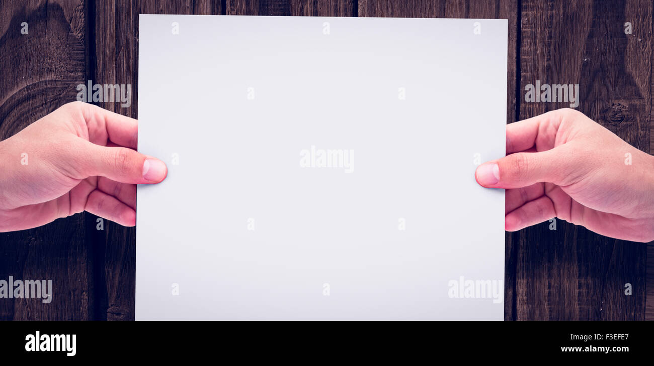 Cropped hands holding paper Banque D'Images