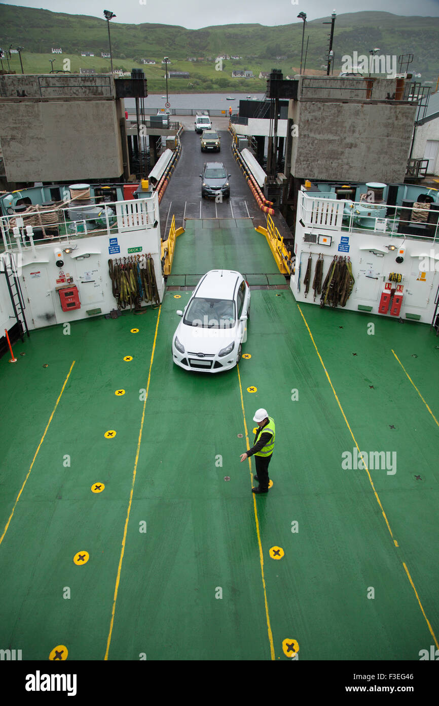 Voitures en cours de chargement sur le ferry Lochmaddy Uig à en-tête pour les Hébrides extérieures, en Écosse. Banque D'Images