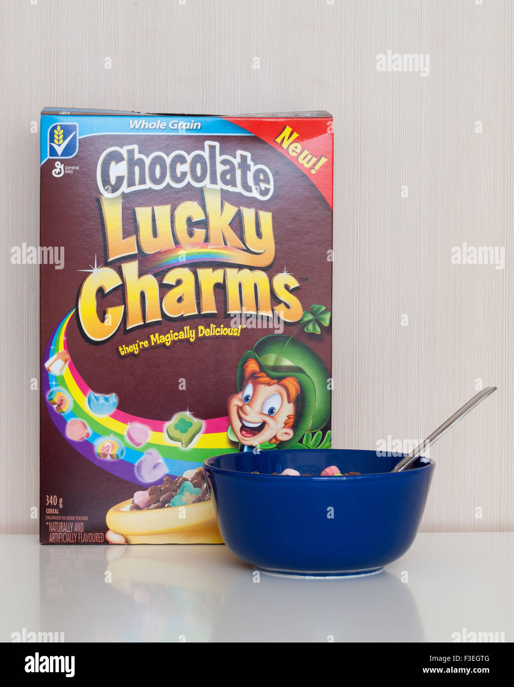 Une boîte de chocolat et bol de céréales Lucky Charms, fabriqué par General Mills. Banque D'Images