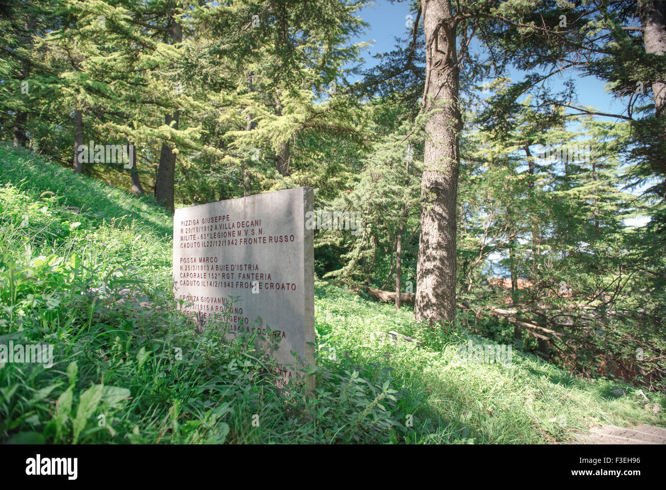 Trieste San Giusto Hill Memory Park, vue sur les dalles de pierre du parc Memory (Parco della Rimembranza) sur la colline San Giusto à Trieste. Banque D'Images