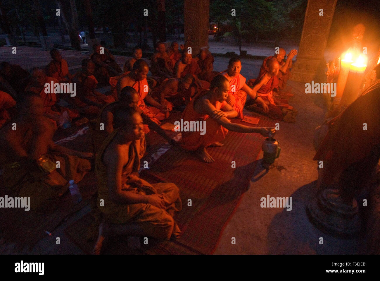 Les moines bouddhistes priant à Angkor Thom. Angkor Thom signifie "la grande ville" en Khmer. Le 12ème siècle la ville est bouddhiste espe Banque D'Images