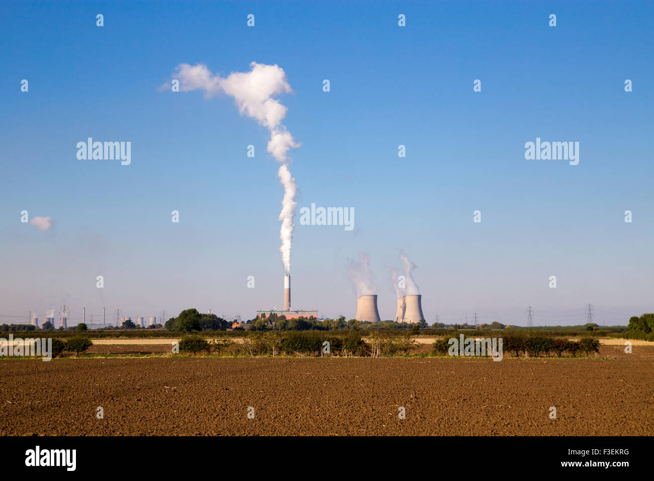 Photographie de stock Cottam power station à la vapeur / les émissions de fumée s'élevant dans le ciel par les tours de refroidissement. West Burton Banque D'Images