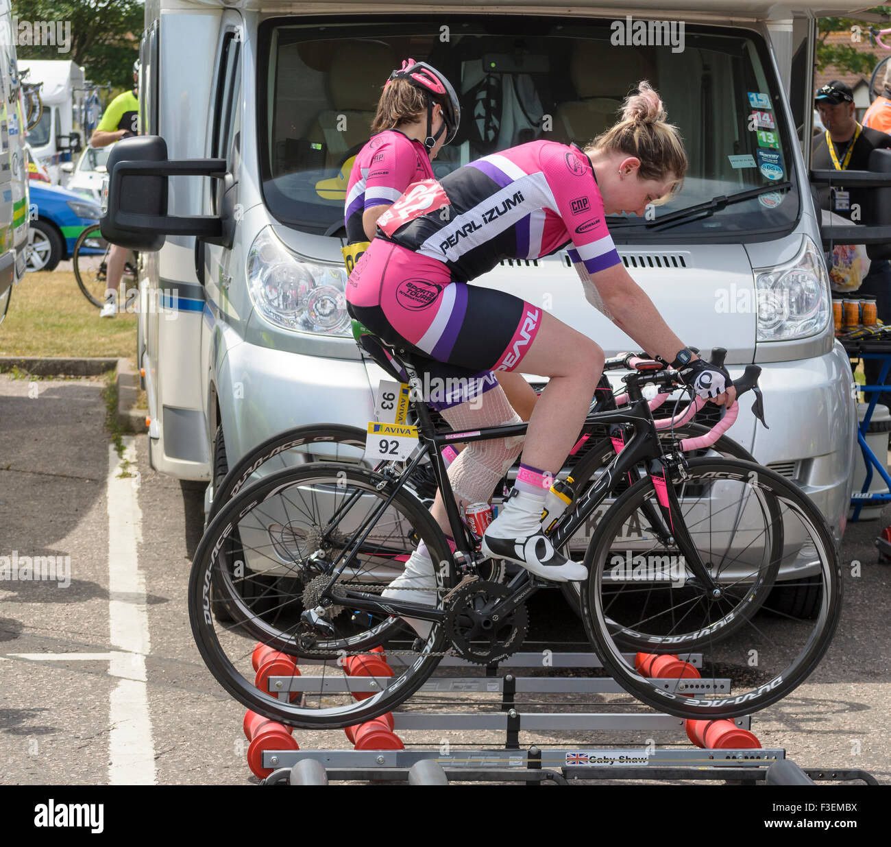 Deux femmes cycliste l'échauffement avant la course, en Angleterre, UK. Banque D'Images