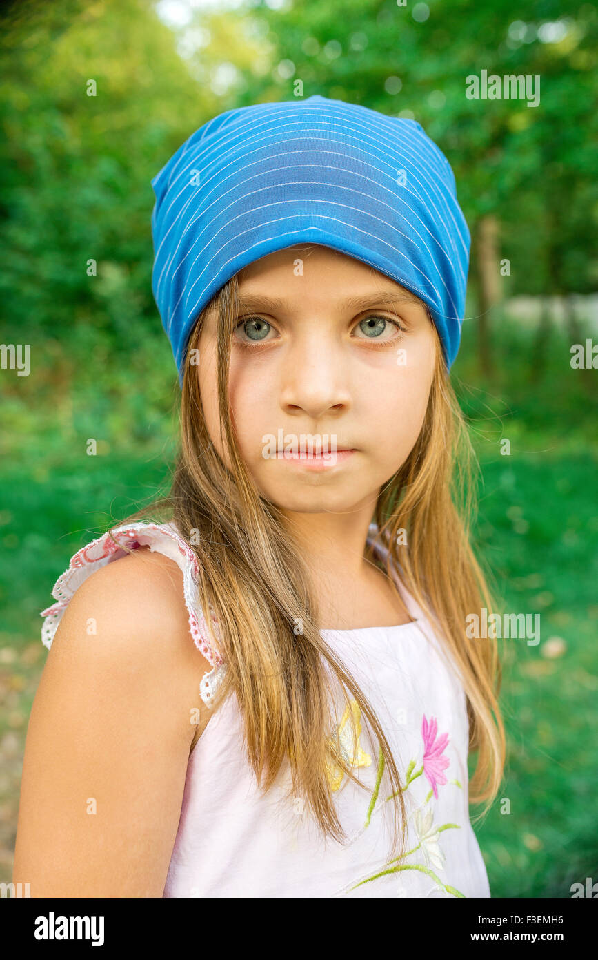 Portrait of a Girl in a blue hat dans le parc Banque D'Images