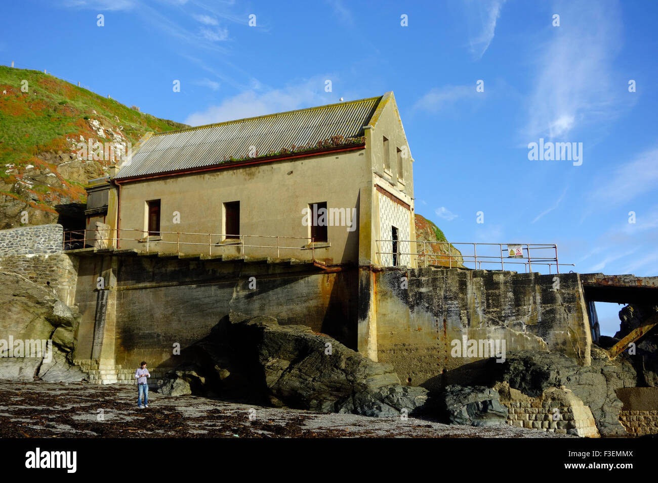 Ancienne station de sauvetage de la RNLI, Polpeor Cove, le cap Lizard, Péninsule du Lézard, Cornwall, England, UK Banque D'Images