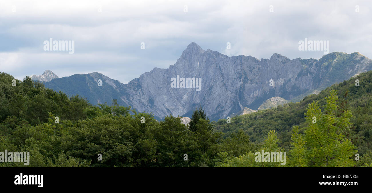 Panorama de l'été les Alpes Apuanes en Italie. Banque D'Images