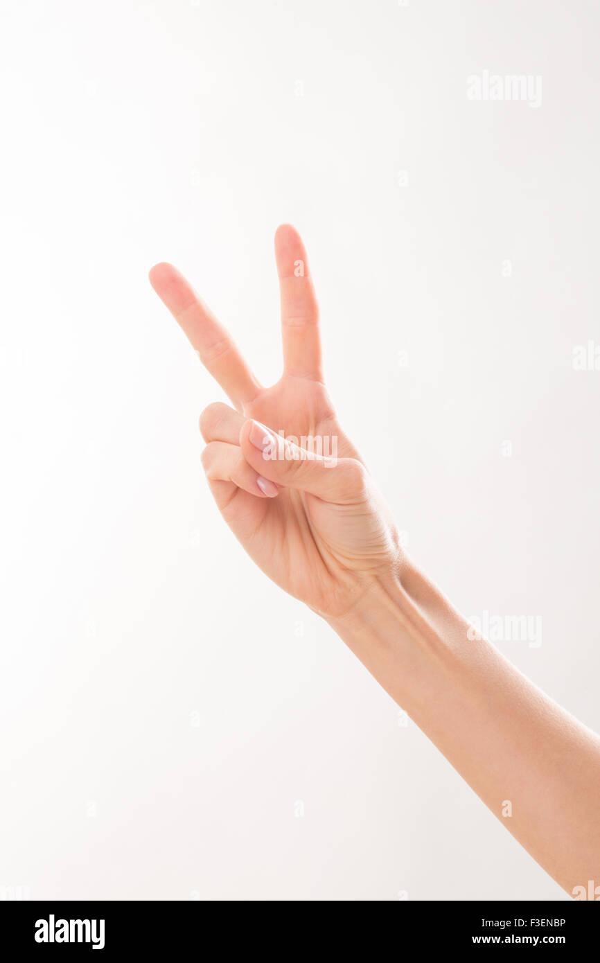 Femme montrant deux doigts Banque D'Images