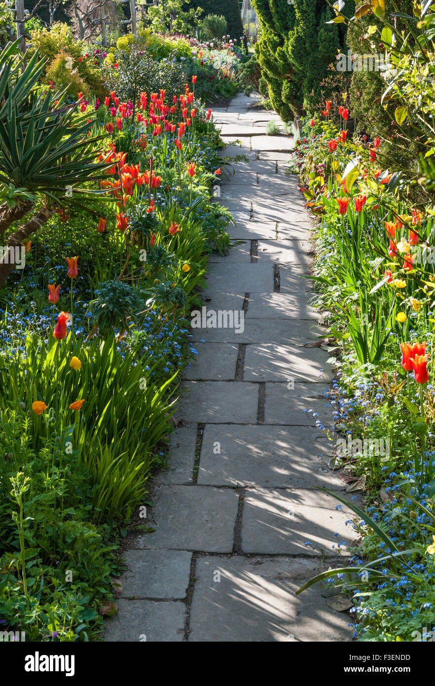 Les jardins de Great Dixter, East Sussex, UK, créée par Christopher Lloyd. Le jardin au printemps Banque D'Images