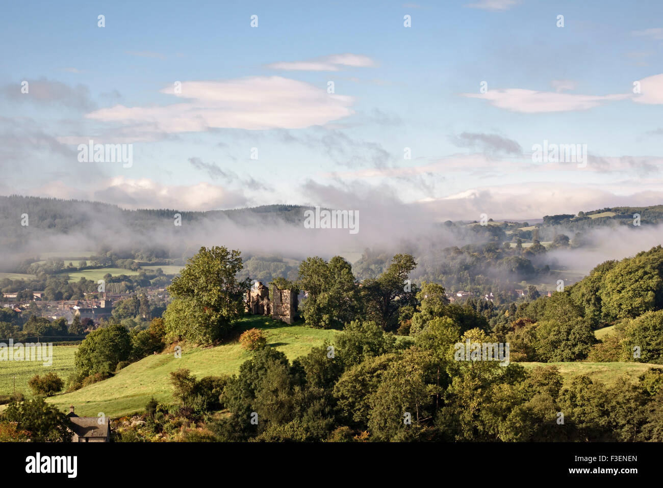 Stapleton, Herefordshire (près de Presteigne, Powys), Royaume-Uni. Les ruines du château médiéval sur un matin d'automne brumeux Banque D'Images