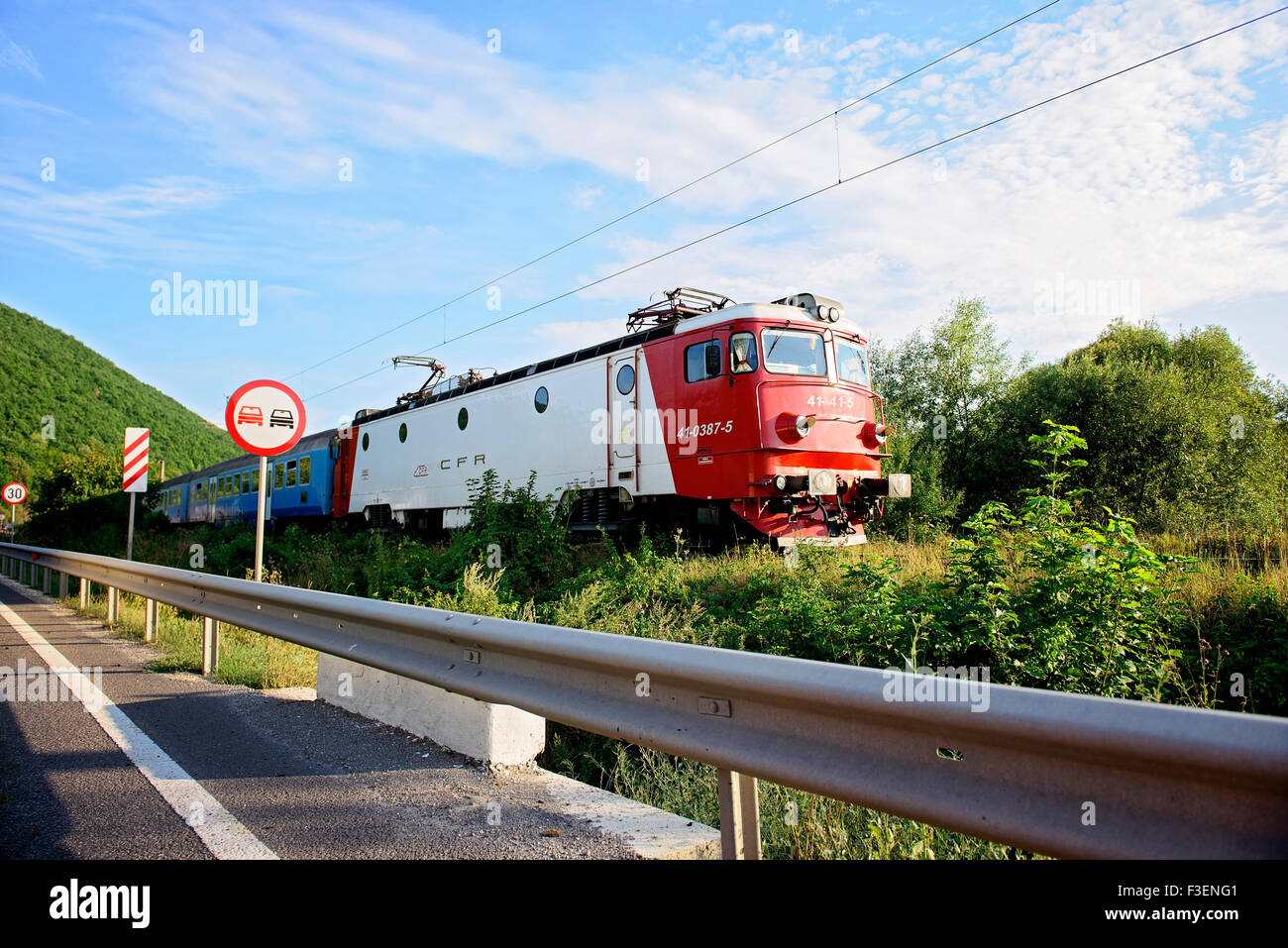 Train roulant en Roumanie. Banque D'Images