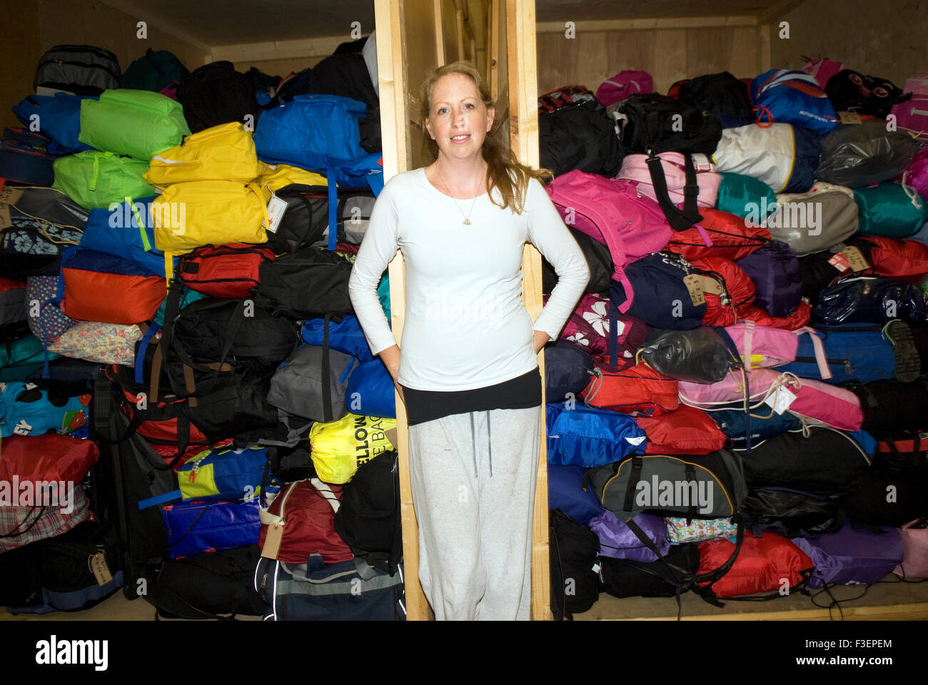 Co-fondateur d'un appel de dons pour aider les réfugiés qui fuient la guerre en Syrie déchirée entouré par les dons de sacs pour... Banque D'Images