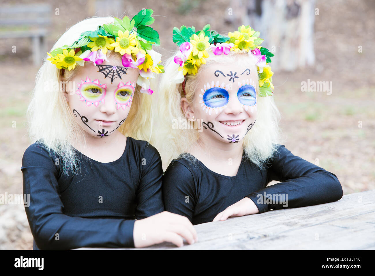 Des jumelles dans les vêtements noirs avec crâne en sucre makeup smiling Banque D'Images