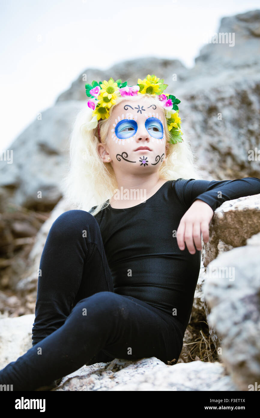 Portrait of a cute girl en plein air avec crâne en sucre makeup Banque D'Images