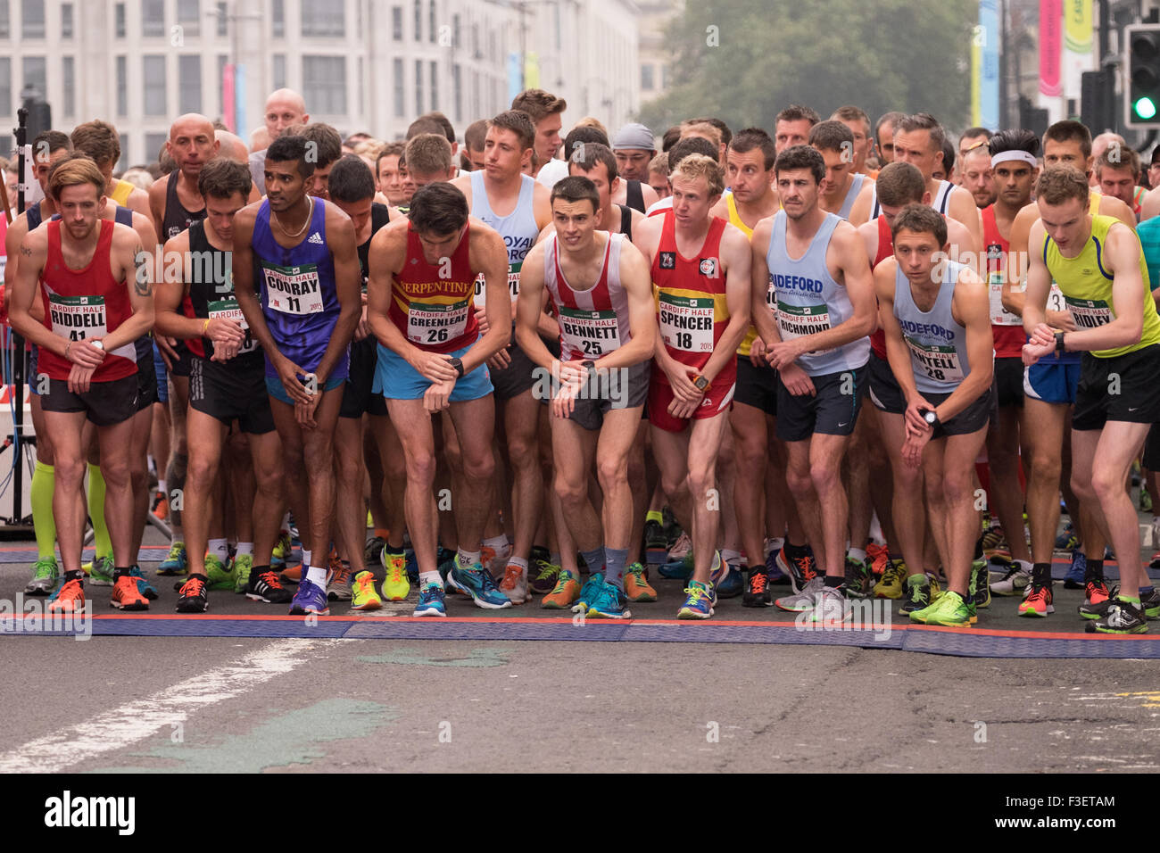 Cardiff, Wales, UK - 4 octobre 2015 : première vague de coureurs se préparer pour partir à Cardiff Half Marathon, le 4 octobre 2015 Banque D'Images