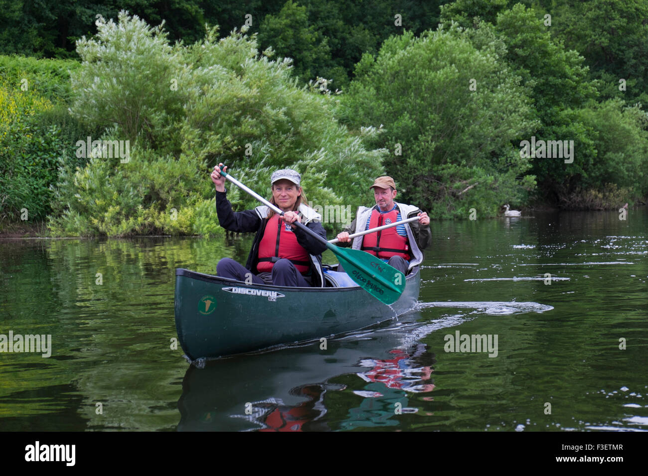 Couple paddling kayak canoë sur rivière Wye près de Symonds Yat, Herefordshire, Angleterre, RU Banque D'Images