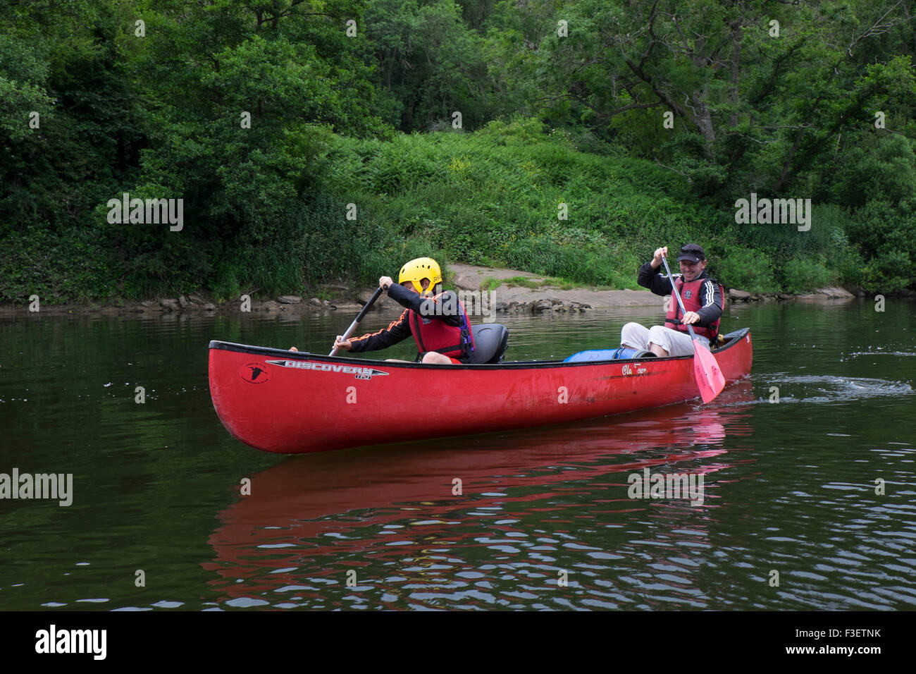 Père, avec fils de 8 ans paddling kayak canoë sur rivière Wye près de Symonds Yat, Herefordshire, Angleterre, RU Banque D'Images