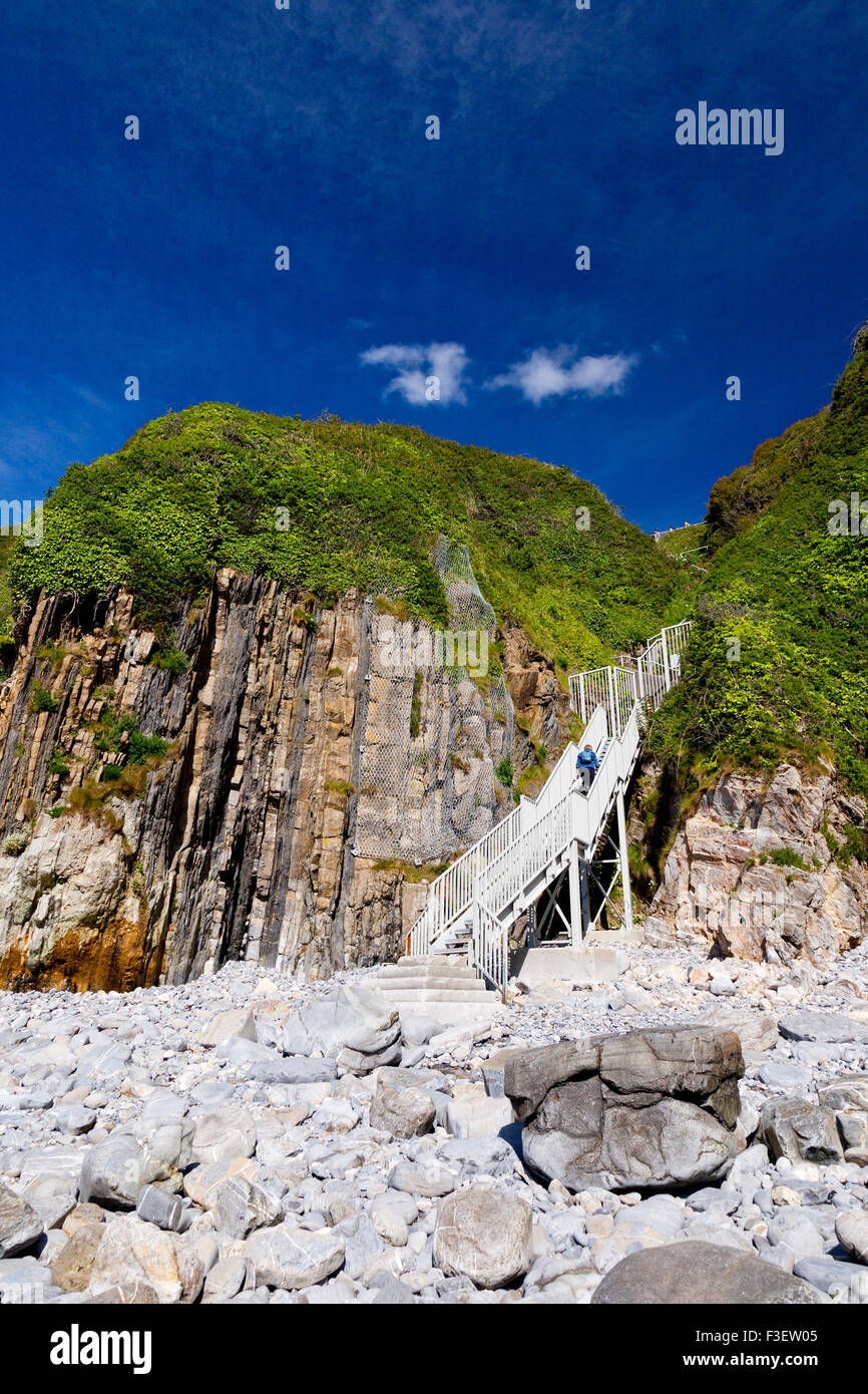 Les mesures spectaculaires qui donnent accès à Skrinkle Haven dans le Parc National de Pembrokeshire Coast, Pays de Galles, Royaume-Uni Banque D'Images