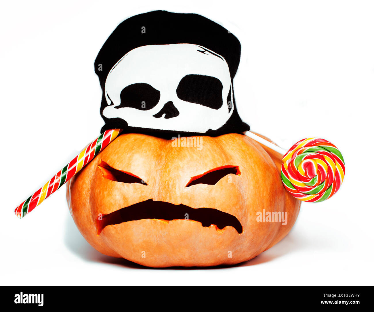 Maison de vacances halloween effrayant traditionnels smiling orange citrouille dans crâne noir hat et the go Banque D'Images