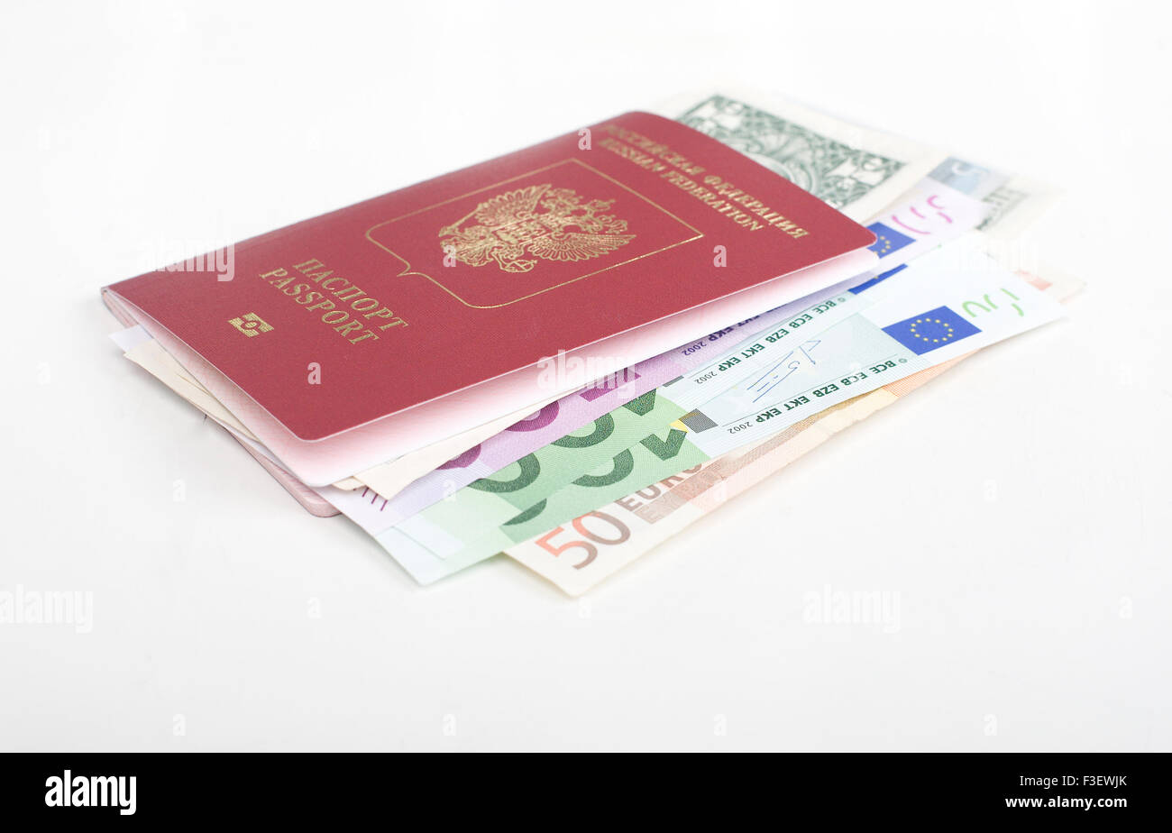 Passeport avec beaucoup de dollars en devises, l'euro, prêt à voyager Banque D'Images