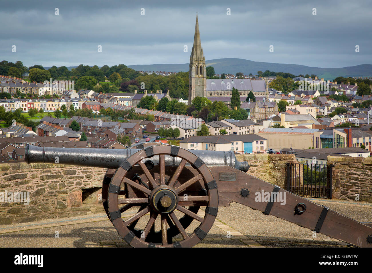 Canon médiéval le long du mur de la vieille Londonderry avec au-delà de la cathédrale St Eugene, Londonderry/Derry, Irlande du Nord, Royaume-Uni Banque D'Images