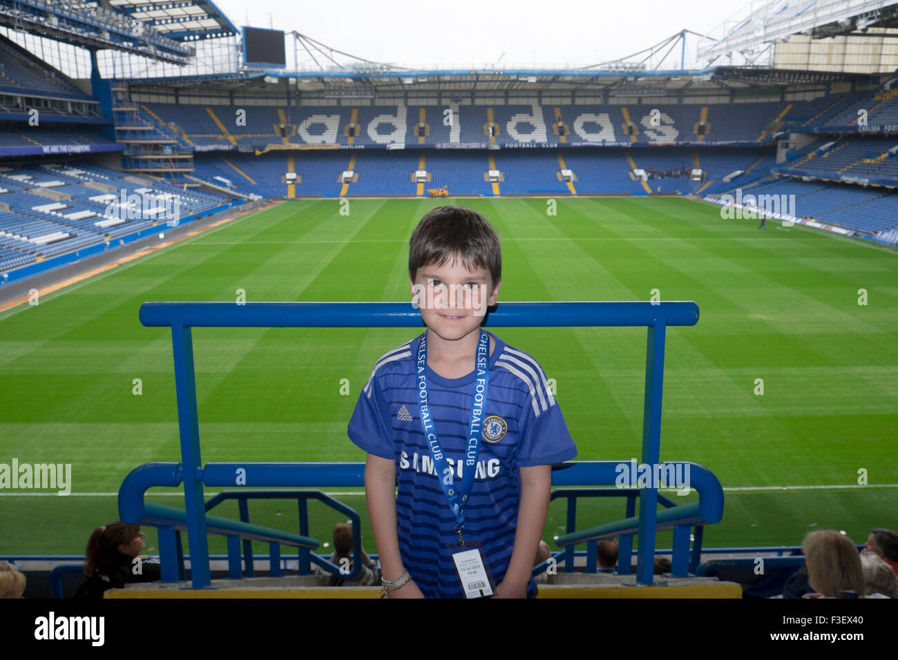 8 ans sur le tour organisé de Chelsea Football Club, London, UK Banque D'Images