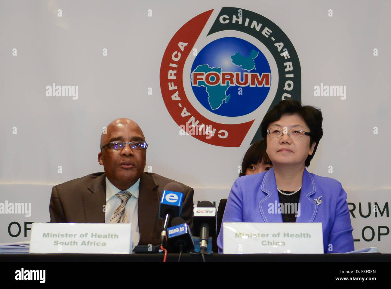 (151006) -- CAP, 6 octobre 2015 (Xinhua) -- Le ministre de la santé sud-africain Aaron Motsoaledi (L) et directeur de la population nationale et du Planning Familial Commission Li Bin assister à la conférence de presse après la Deuxième Forum Ministériel sino-africain de développement de la Santé à Cape Town, Afrique du Sud, le 6 octobre 2015. Les ministres en charge des affaires sanitaires en Chine et les pays africains le mardi a souligné l'importance d'établir un solide système de santé publique en Afrique, en particulier le Centre de lutte contre les maladies et de prévention, tant dans l'Union africaine, ainsi qu'à des personnes Banque D'Images