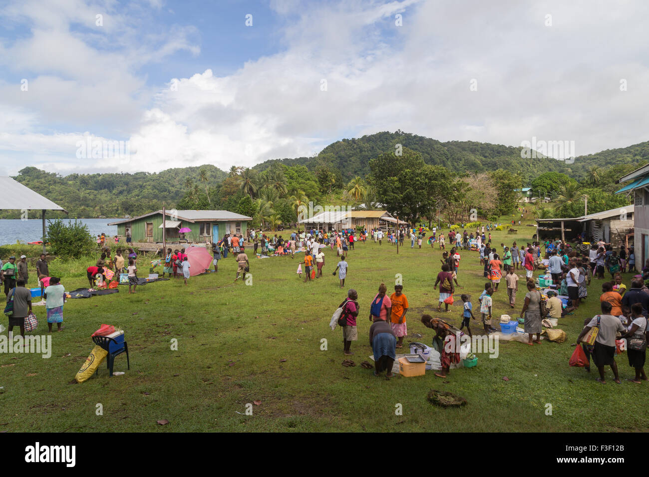 Batuna, Îles Salomon - 28 mai 2015 : Les gens qui achètent et vendent des produits alimentaires sur le marché local dans le village de Batuna. Banque D'Images