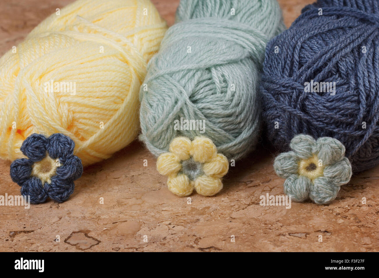 Colorés à la main de fleurs au crochet avec pelote sur table de marbre. Selective focus Banque D'Images