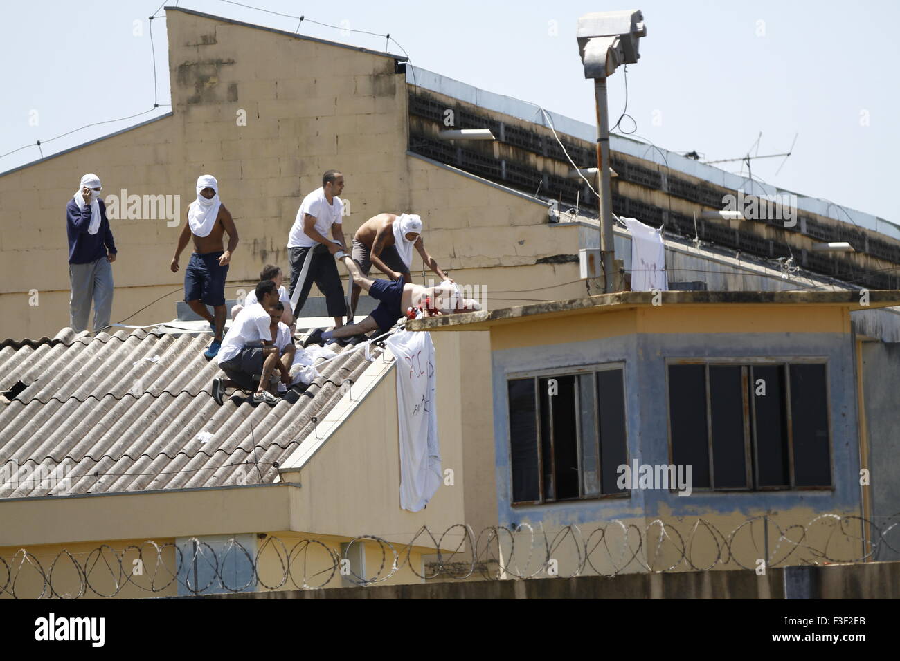 L'État de Parana, Brésil. 6 octobre, 2015. Les détenus en otage une attente au cours d'une émeute dans le pénitencier d'état de Londrina, dans la région du nord de l'État de Parana, Brésil, le 6 octobre 2015. Selon la presse locale, les détenus du pénitencier d'état de Londrina a tenu quatre otages et menacé de les tuer si leurs revendications ne sont pas satisfaites. Credit : Roberto Custodio/Estadao Conteudo/AGENCIA ESTADO/Xinhua/Alamy Live News Banque D'Images L'État de Parana, Brésil. 6 octobre, 2015. Les détenus en otage une attente au cours d'une émeute dans le pénitencier d'état de Londrina, dans la région du nord de l'État de Parana, Brésil, le 6 octobre 2015. Selon la presse locale, les détenus du pénitencier d'état de Londrina a tenu quatre otages et menacé de les tuer si leurs revendications ne sont pas satisfaites. Credit : Roberto Custodio/Estadao Conteudo/AGENCIA ESTADO/Xinhua/Alamy Live News Banque D'Images