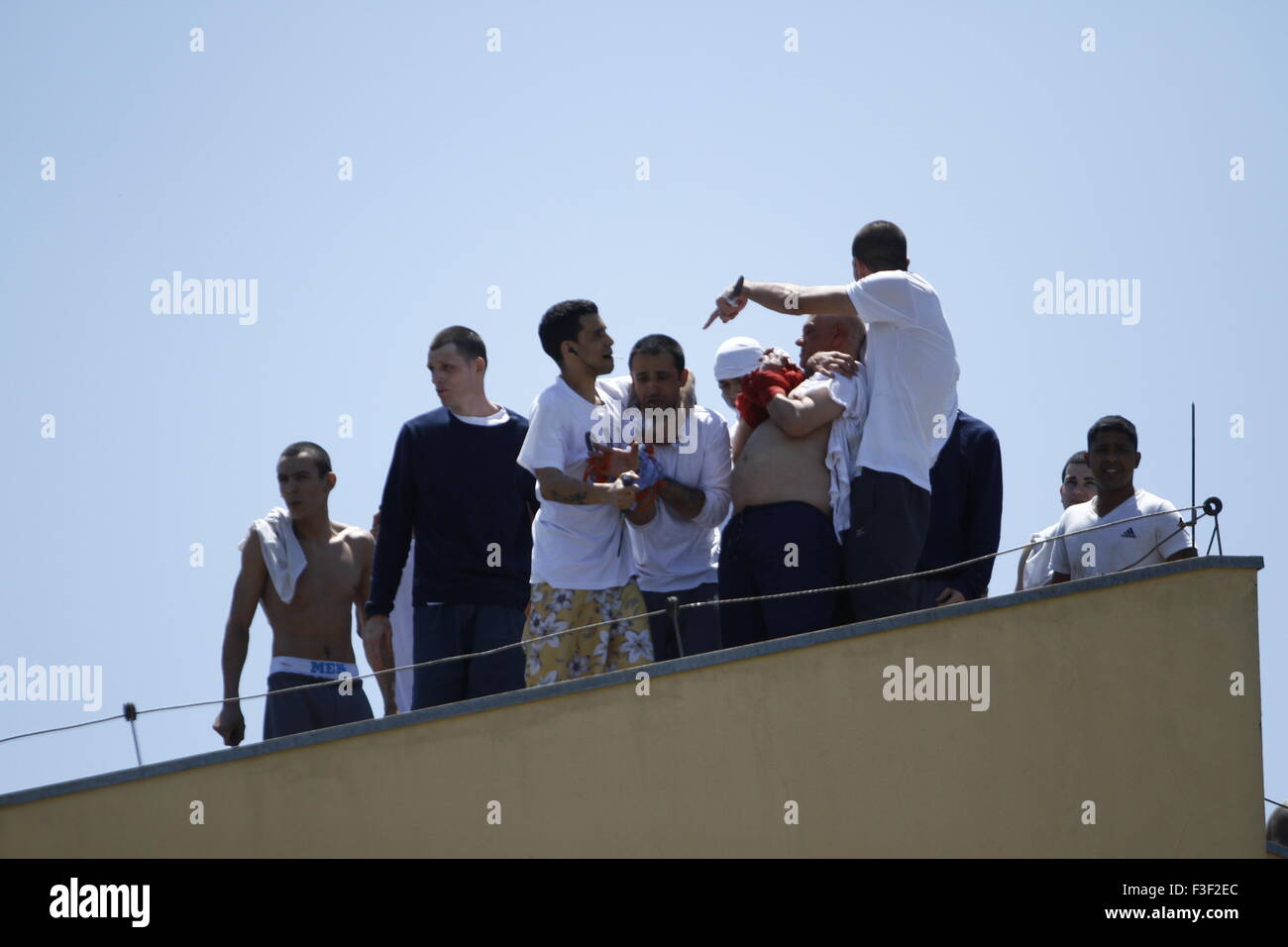 L'État de Parana, Brésil. 6 octobre, 2015. Les détenus en otage une attente au cours d'une émeute dans le pénitencier d'état de Londrina, dans la région du nord de l'État de Parana, Brésil, le 6 octobre 2015. Selon la presse locale, les détenus du pénitencier d'état de Londrina a tenu quatre otages et menacé de les tuer si leurs revendications ne sont pas satisfaites. Credit : Roberto Custodio/Estadao Conteudo/AGENCIA ESTADO/Xinhua/Alamy Live News Banque D'Images L'État de Parana, Brésil. 6 octobre, 2015. Les détenus en otage une attente au cours d'une émeute dans le pénitencier d'état de Londrina, dans la région du nord de l'État de Parana, Brésil, le 6 octobre 2015. Selon la presse locale, les détenus du pénitencier d'état de Londrina a tenu quatre otages et menacé de les tuer si leurs revendications ne sont pas satisfaites. Credit : Roberto Custodio/Estadao Conteudo/AGENCIA ESTADO/Xinhua/Alamy Live News Banque D'Images