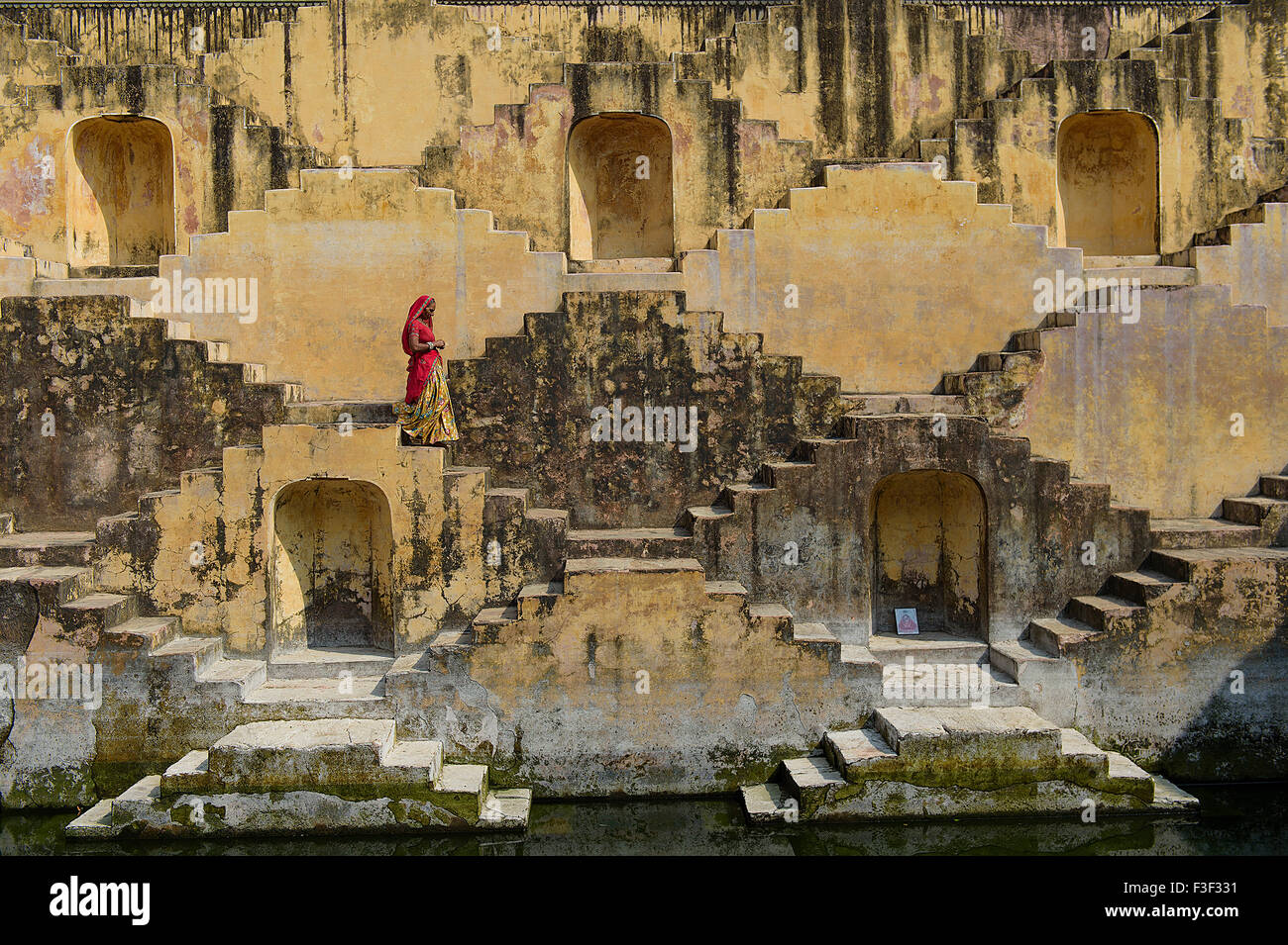 Le passage des femmes de cages de Chand Baori, à Jaipur, Inde. Il a été construit comme un monument à la déesse de la joie. Banque D'Images