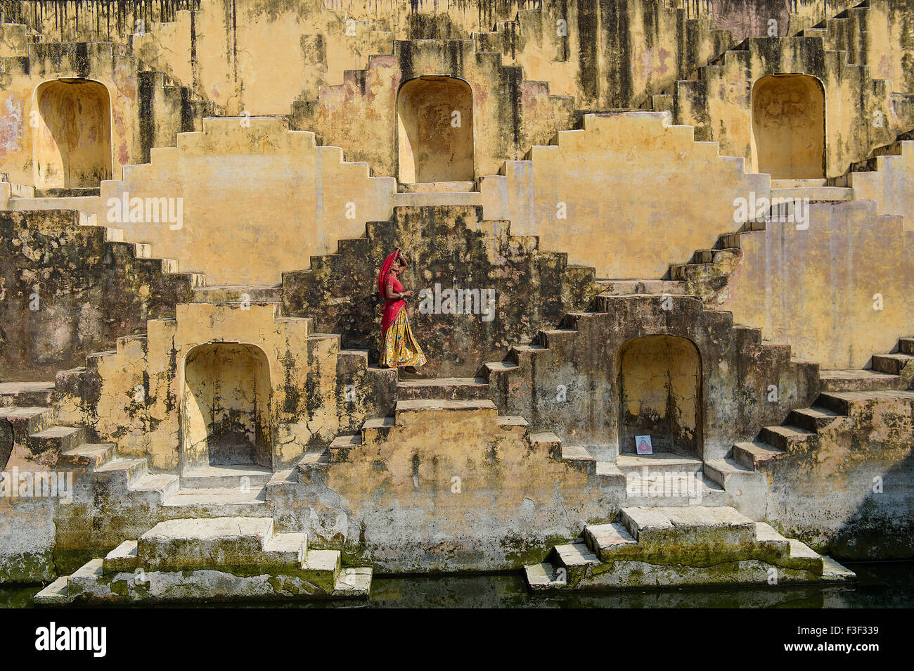 Le passage des femmes de cages de Chand Baori, à Jaipur, Inde. Il a été construit comme un monument à la déesse de la joie. Banque D'Images